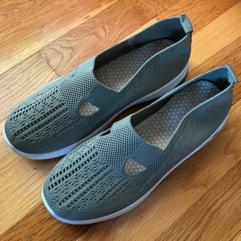 💚 Knit Slip-on Sneakers with Cutouts NWOT 💚